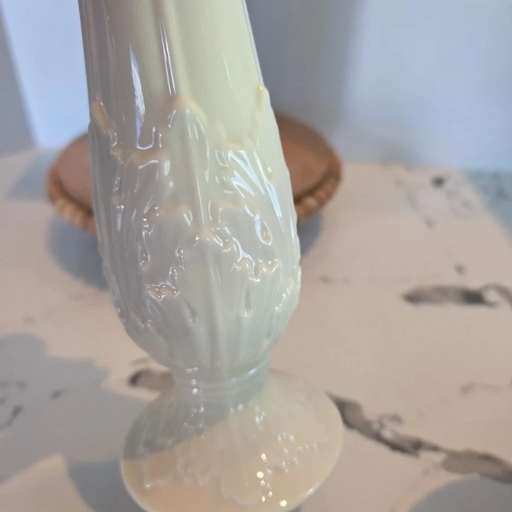 LENOX BUD VASE 10 3/4 Cream Colored EXCELLENT CONDITION‎ Raised Porcelain